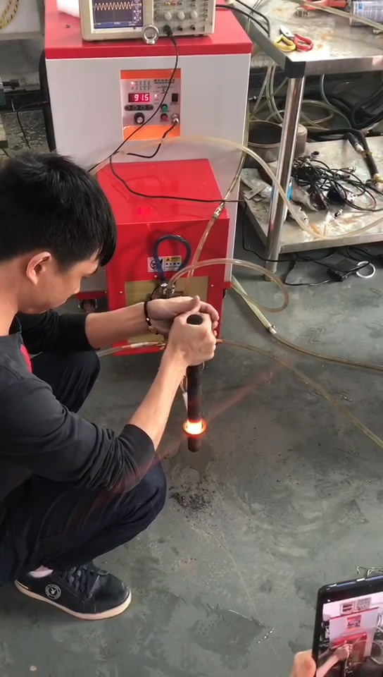 超高頻加熱機(jī)40KW對鐵棒加熱淬火試樣視頻