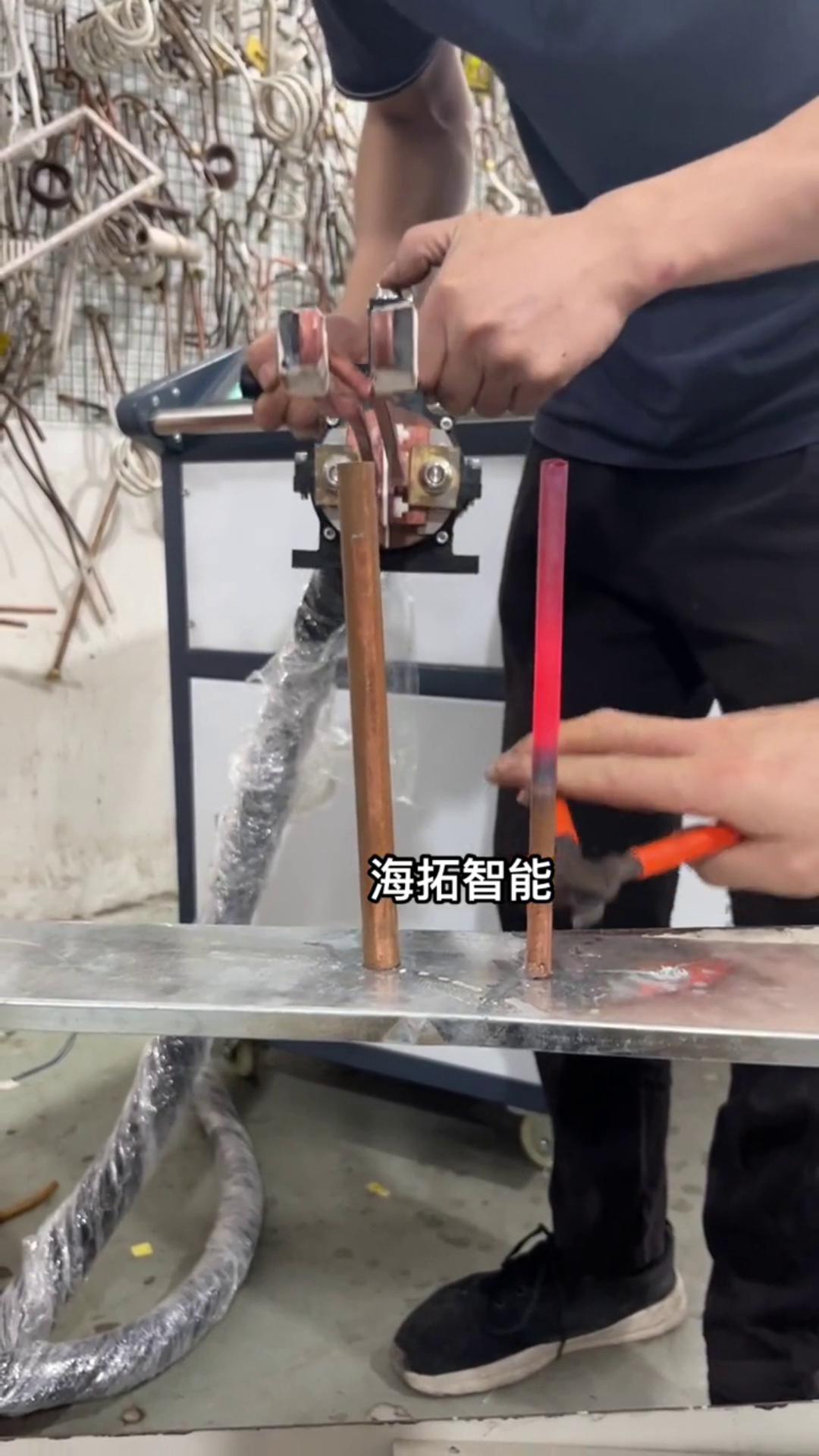 銅管加熱退火有難度嗎？沒(méi)有！只要用了海瑞拓智能感應(yīng)加熱設(shè)備，什么淬火退火加熱焊接一切都不是問(wèn)題。 