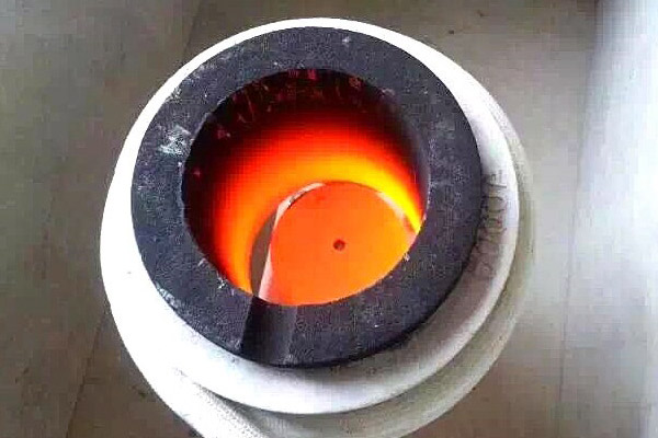 小型銅熔煉爐采用高頻熔煉技術(shù)，可以在五六分鐘內(nèi)完成一爐銅的熔煉