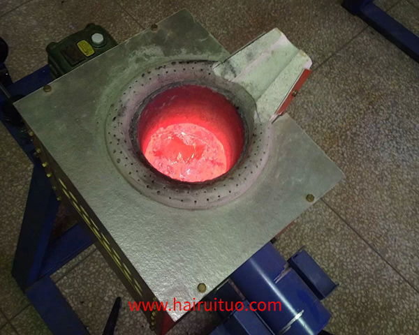 小型實(shí)驗(yàn)熔煉爐，特別是用于熔煉銅的中頻電爐，是實(shí)驗(yàn)室或小規(guī)模生產(chǎn)環(huán)境中常用的設(shè)備