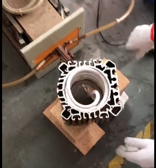 高頻機配合電機熱套在電機制造和維修領(lǐng)域都發(fā)揮著重要作用