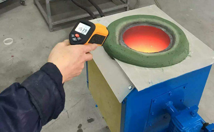 手搖傾倒式中頻熔煉爐手搖傾倒式中頻熔煉爐適用于多種金屬材料的熔煉，如鋼鐵、銅、鋁、鋅等