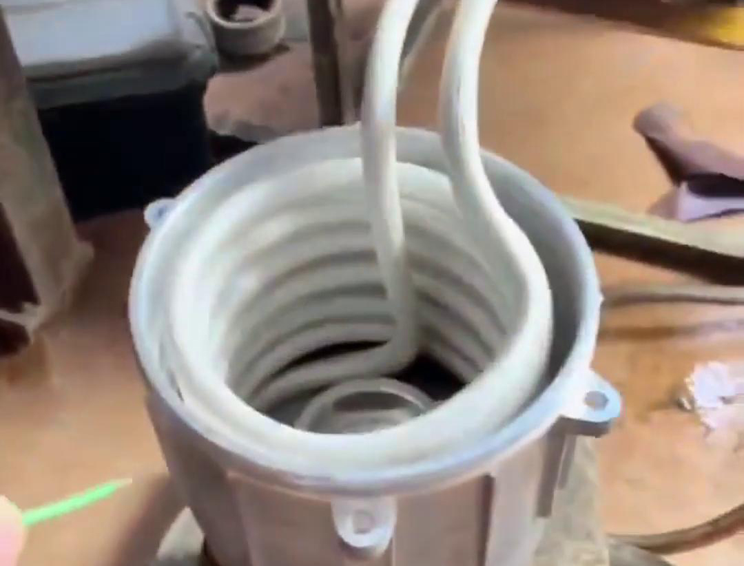 在電機(jī)裝配中，使用高中頻感應(yīng)加熱設(shè)備進(jìn)行軸套或軸承的熱裝確實(shí)是一種常見的裝配方法