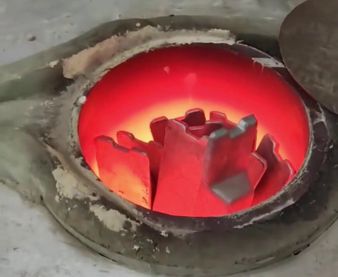 根據(jù)客戶特定的熔煉需求、生產(chǎn)規(guī)模、場(chǎng)地條件等因素，專門設(shè)計(jì)和制造的中頻感應(yīng)熔鋁爐