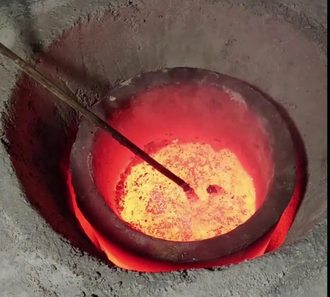 根據(jù)客戶特定的熔煉需求、生產(chǎn)規(guī)模、場(chǎng)地條件等因素，專門設(shè)計(jì)和制造的中頻感應(yīng)熔鋁爐(圖2)