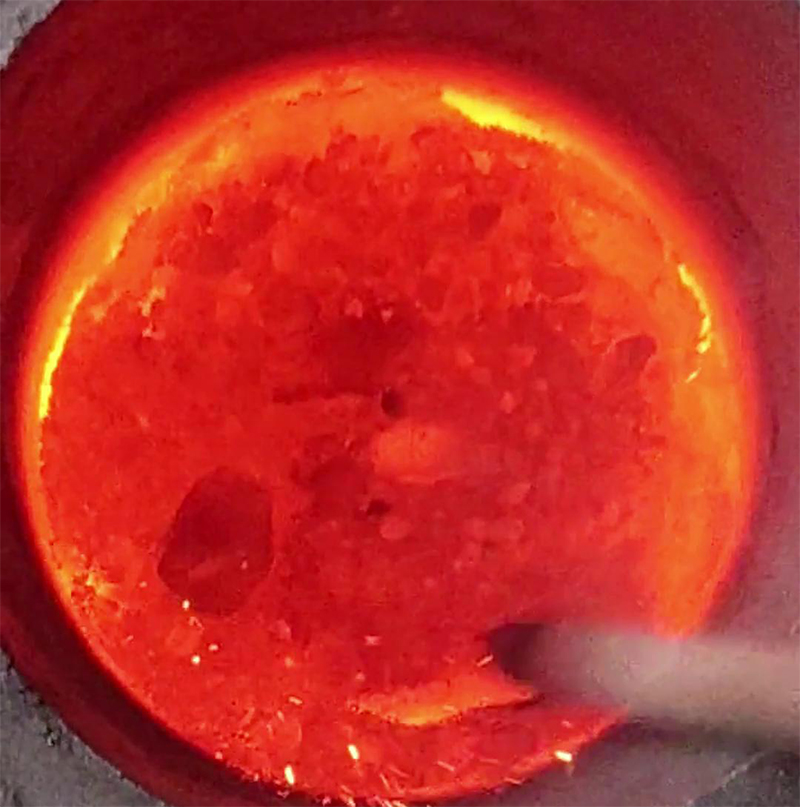 小型鐵渣中頻熔煉爐，采用IGBT節(jié)能電源模塊，比傳統(tǒng)電爐電烤箱節(jié)能