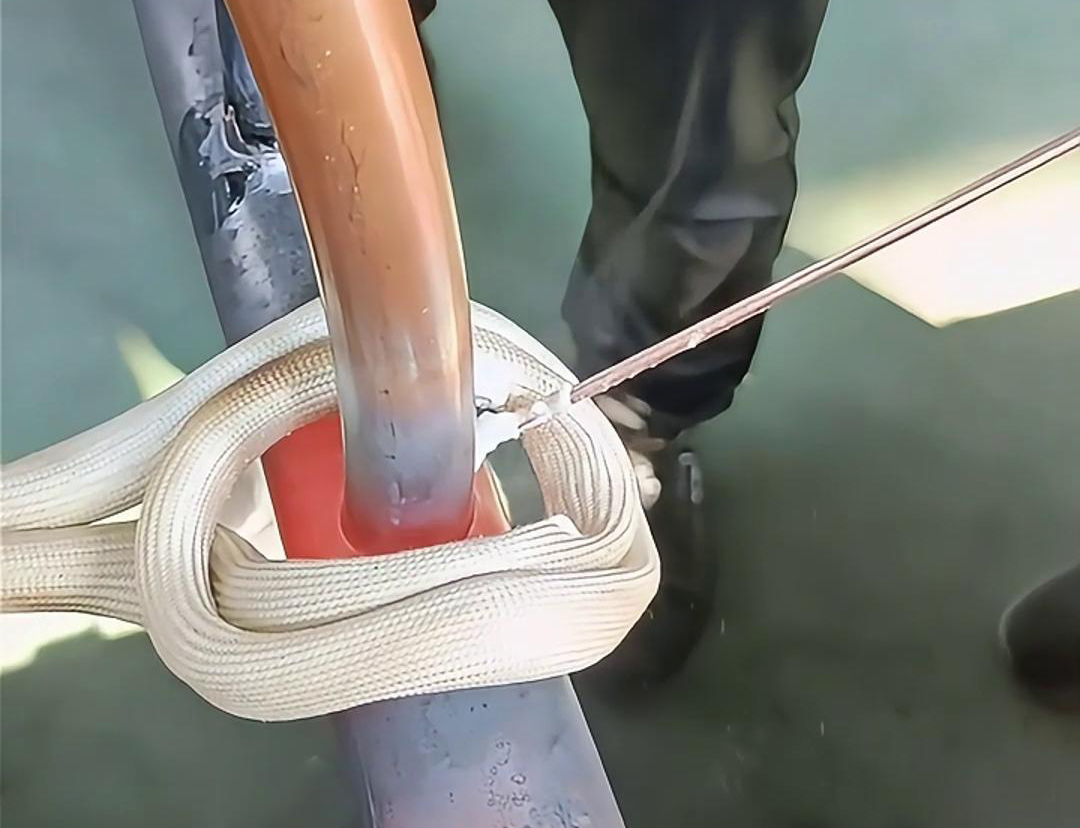 使用高頻焊機(jī)進(jìn)行銅管焊接，可以大大提高工作效率