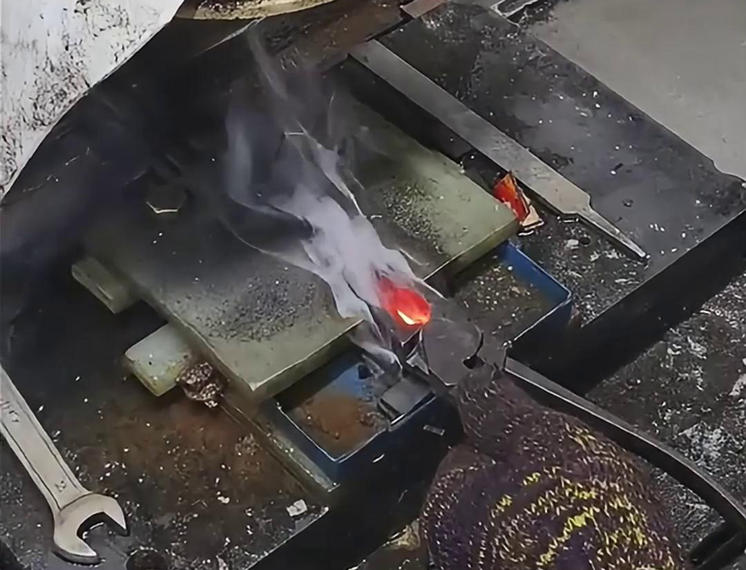老虎鉗口淬火就是使用高頻淬火機(jī)快速加熱，并在短時間內(nèi)將其冷卻