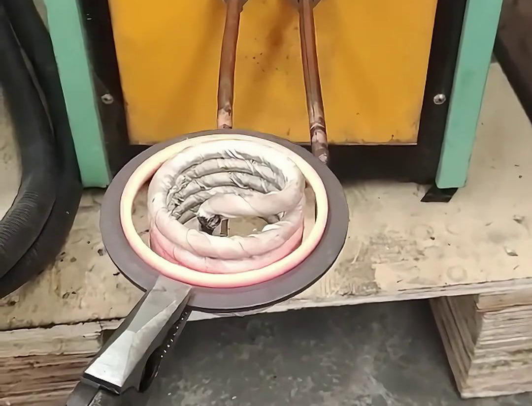 內(nèi)孔加熱，就用高頻加熱機(jī)，因?yàn)樗灰?20V電壓