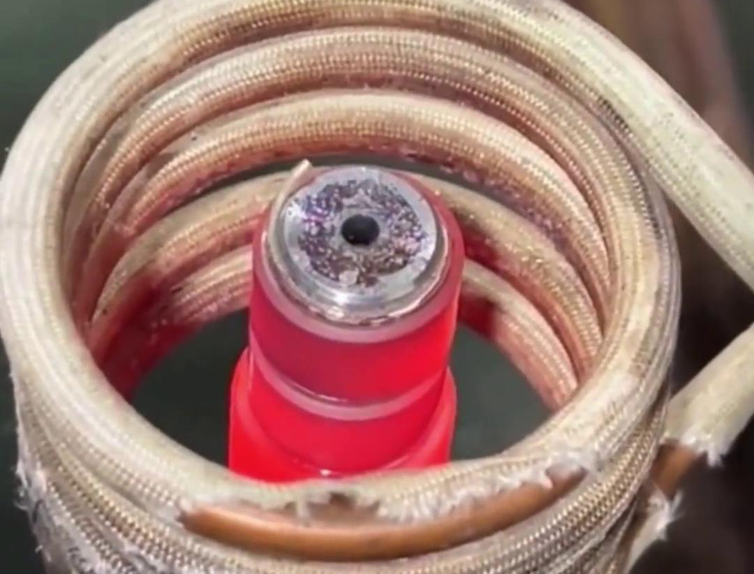高頻釬焊機(jī)適用于不銹鋼焊接工藝，如管道、容器、結(jié)構(gòu)件等