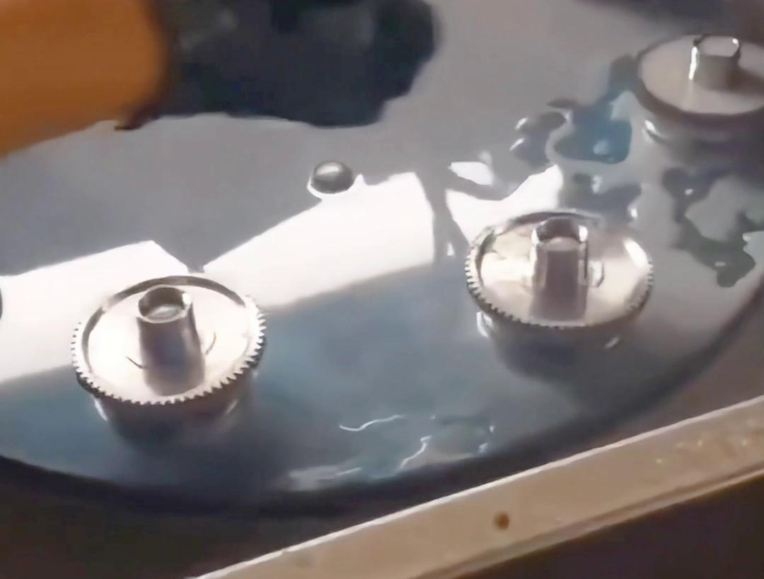 多工位齒輪淬火機(jī)床可以同時(shí)對(duì)多個(gè)齒輪進(jìn)行淬火處理，提高生產(chǎn)效率