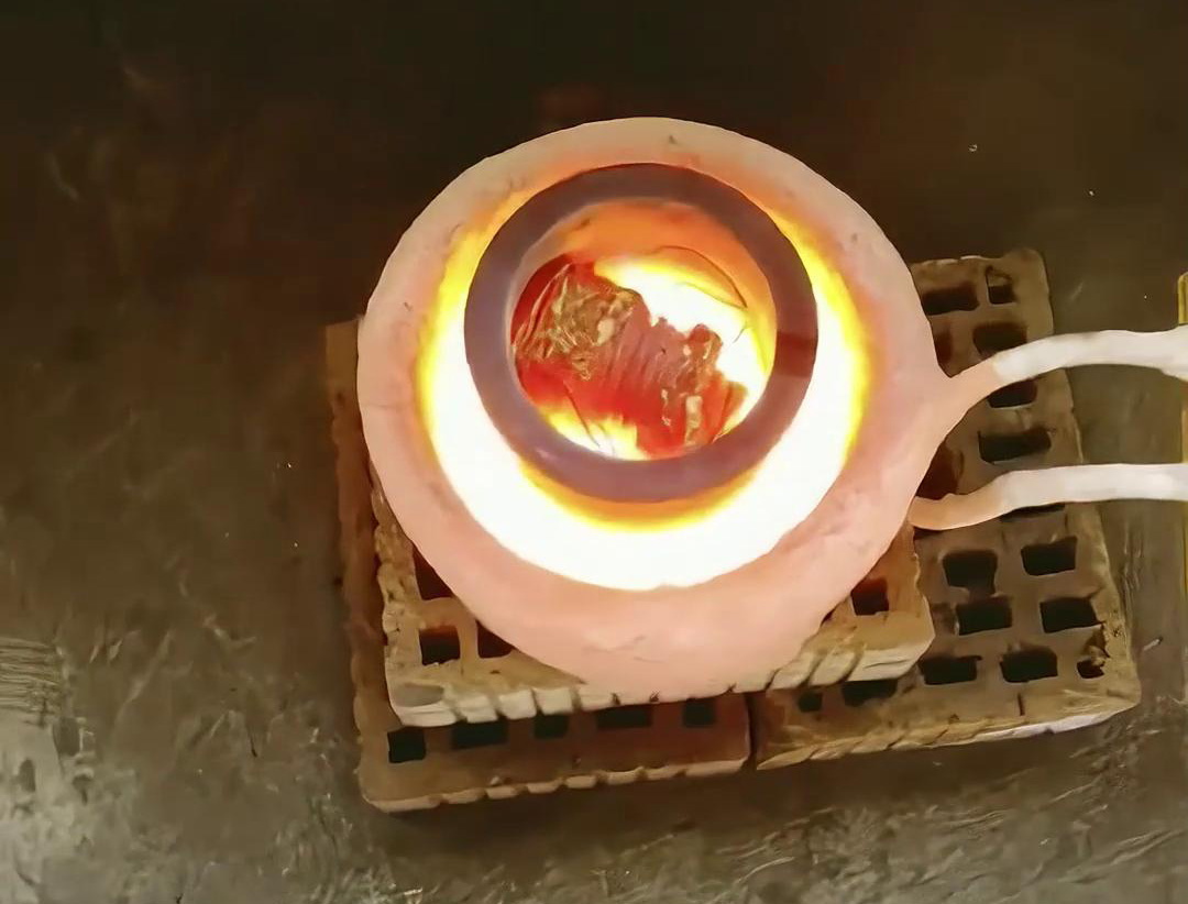 客戶定制的非標(biāo)熔煉爐，特點(diǎn)在于能夠達(dá)到2000度的高溫