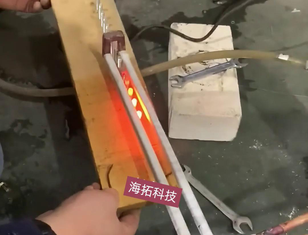6mm端頭在線退火，高頻加熱機(jī)配合自動(dòng)輸送帶實(shí)現(xiàn)均勻加熱退火