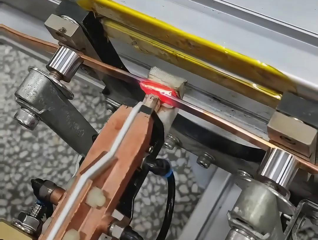 手持式高頻焊機(jī)適用于銅板等金屬材料的焊接、淬火和退火等工藝