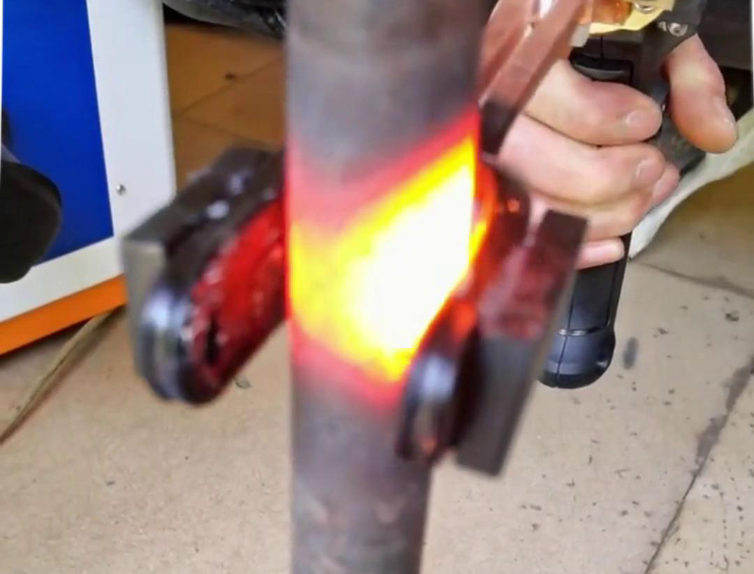 手持式高頻加熱機(jī)U型開口線圈對直徑22mm，厚度為3mm鋼管加熱測試