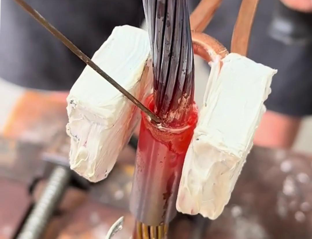 手持式高頻焊機(jī)可以廣泛應(yīng)用于銅電纜的維修、組裝和制造等領(lǐng)域的焊接使用