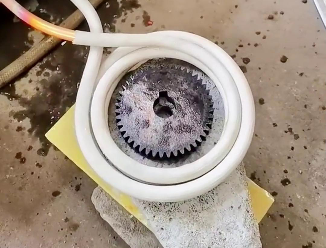 高頻淬火設(shè)備能夠使齒輪的齒根和齒面溫度升高，而心部保持原狀