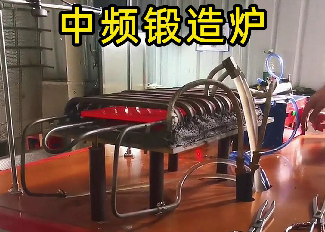 中頻銅板鍛造加熱爐，采用感應(yīng)加熱技術(shù)，配合送料機(jī)自動上下料