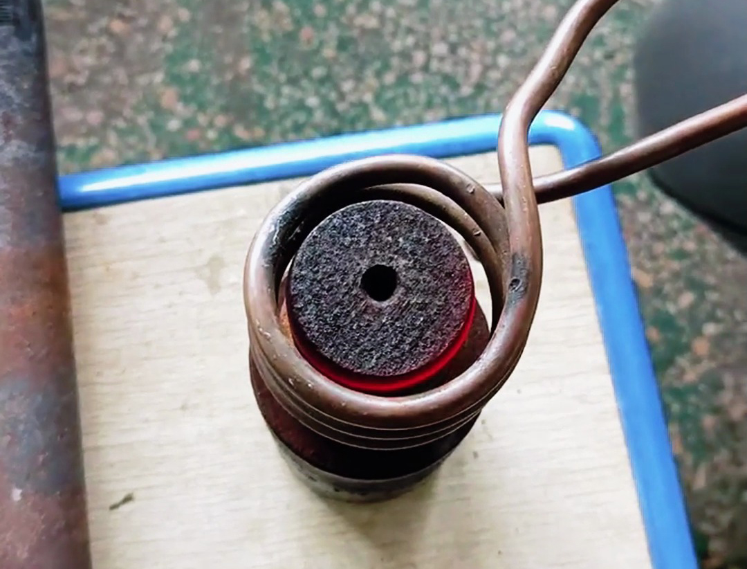 實(shí)心棒料加熱實(shí)驗(yàn)，采用了25KW的軟鏈接高頻感應(yīng)加熱設(shè)備進(jìn)行加熱