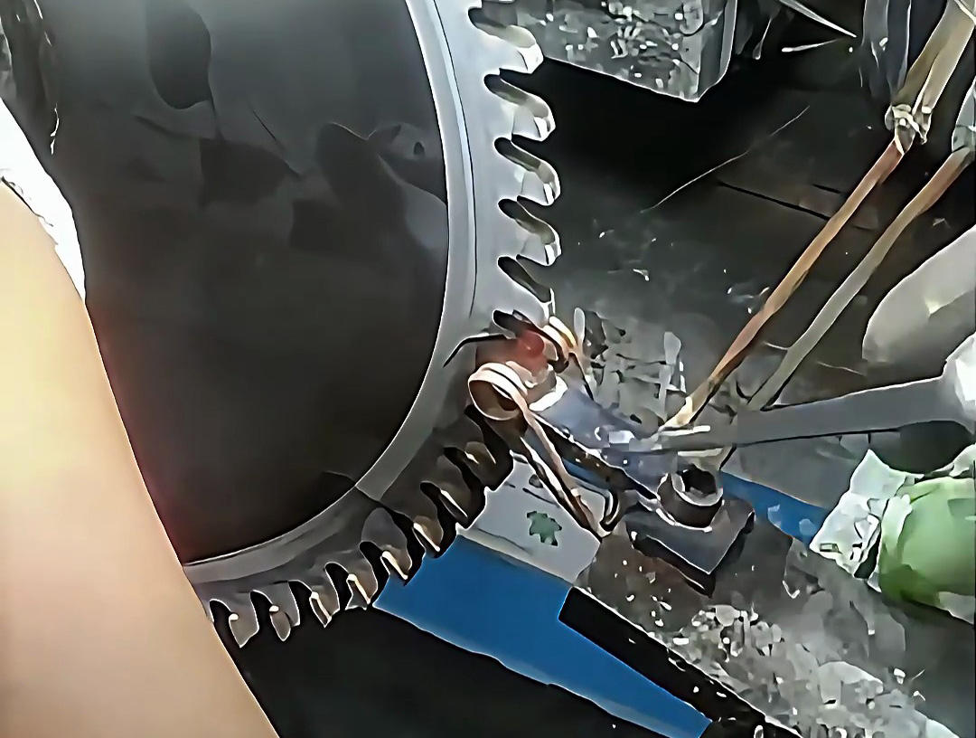 鋸片鋸齒合金焊接不用愁！海瑞拓超高頻焊機，自動化焊接高效又穩(wěn)定(圖3)
