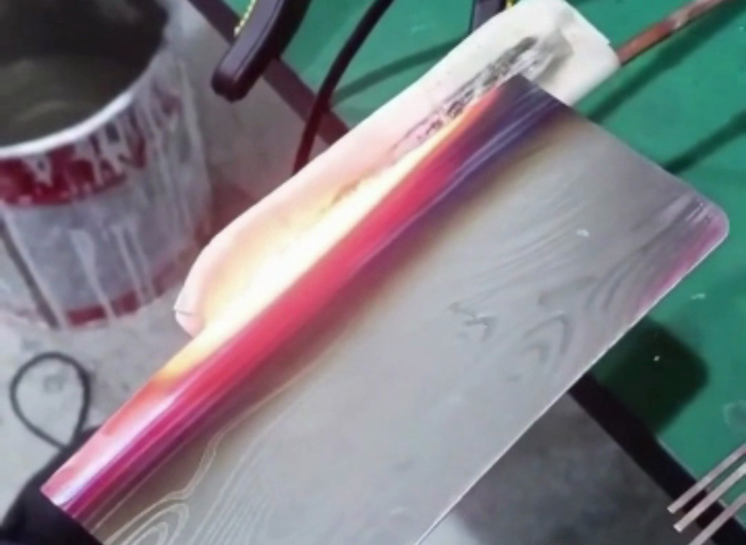 你以為菜刀淬火很復(fù)雜？高頻淬火這種技術(shù)顛覆認(rèn)知！