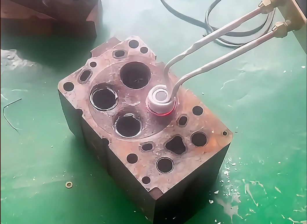 輕松拆發(fā)動機(jī)鋼圈！軟鏈接高頻加熱機(jī)操作全演示
