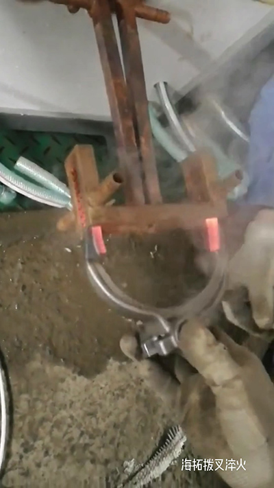 高頻加熱機(jī) 撥叉淬火，1.7秒一個(gè)，質(zhì)量杠杠滴