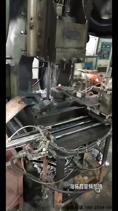 超音頻感應(yīng)加熱設(shè)備配合機械傳送帶對加熱鐵棒鍛造
