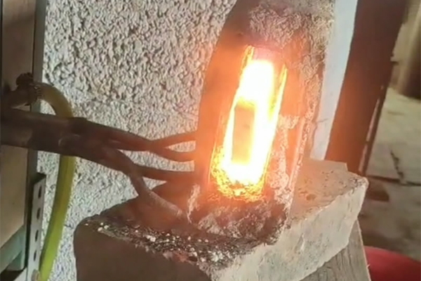 打鐵也要與時俱進，以前燒碳加熱鋼件，現(xiàn)在都用感應加熱設(shè)備了